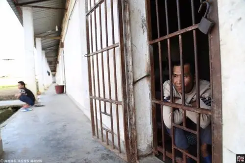 张三因为刚抓进牢房,其它犯人有机会出去透风,为了防