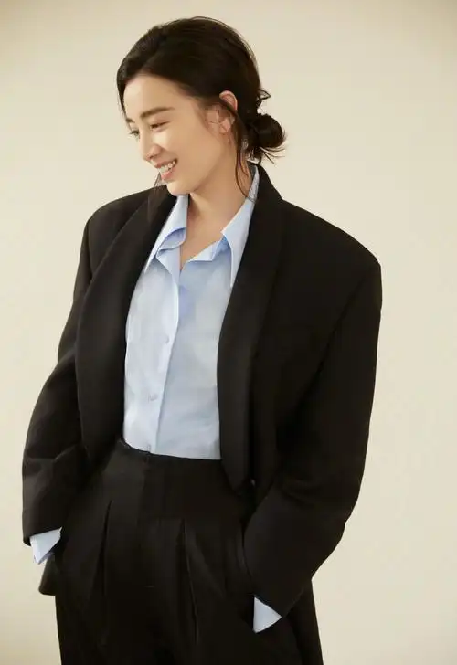 宋佳黑色西装优雅写真图片
