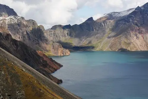 中国最大的火山湖 最深处370米 曾被封禁200年