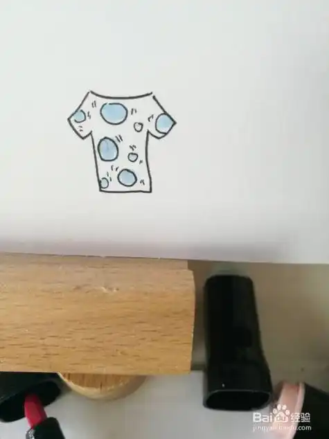 破个大洞的烂衣服简笔画