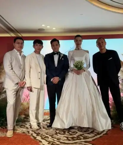 杨紫大学同学结婚,张一山担任伴郎,戴眼镜封印颜值不抢新郎风头