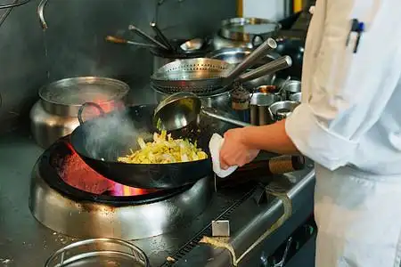 餐厅后厨大厨炒菜颠勺图片