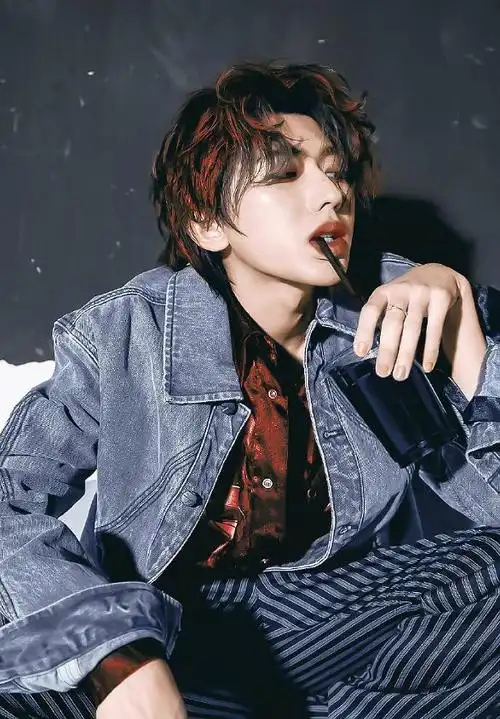 蔡徐坤棚内拍广告无美颜路透照曝光造型慵懒又随性被帅到了