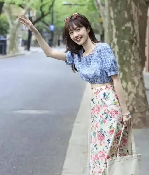 连衣碎花裙怎么搭配不土气