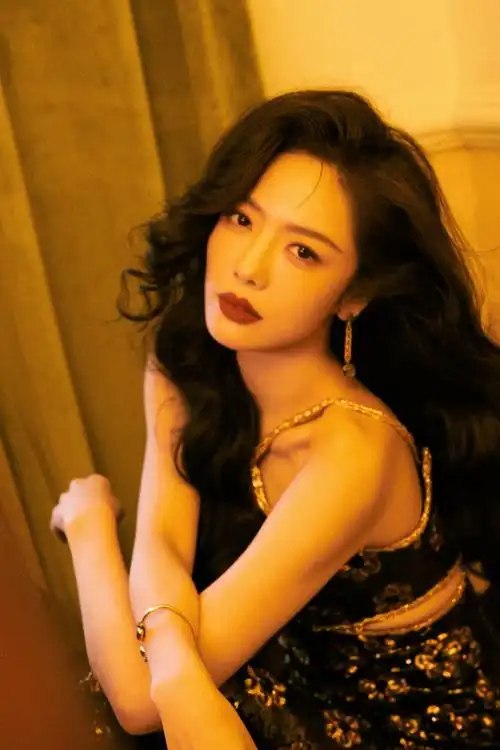 蔡文静超话#国剧盛典#红唇波浪卷发,一袭花朵刺绣鎏金裙.