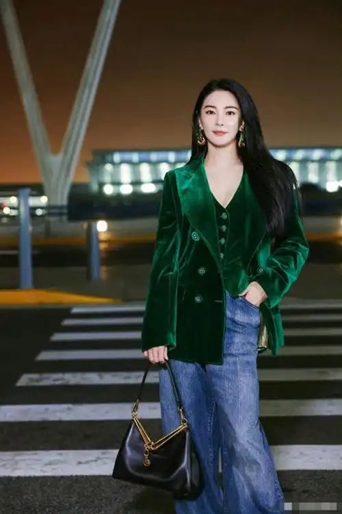 张雨绮浦东机场出发一身高定直达米兰时装周生图美过精修