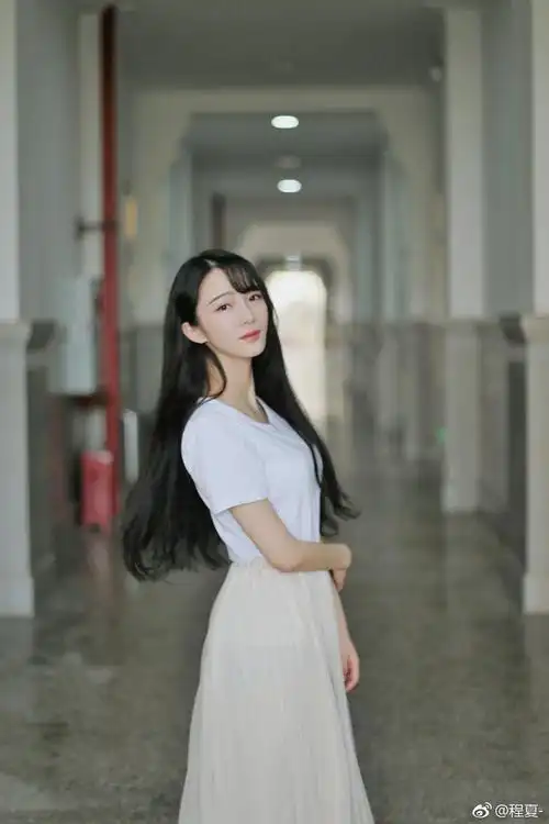 组图:重大校花晒写真 长发及腰皮肤白皙