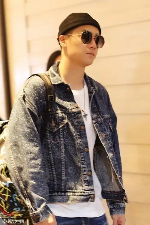 蒋劲夫全牛仔look墨镜遮面现身机场 一路低头玩手机为粉丝签名摆酷拽