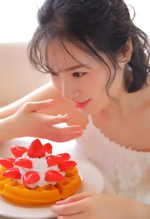 短发美女漂亮脸蛋精致侧颜清纯动人私房图片写真