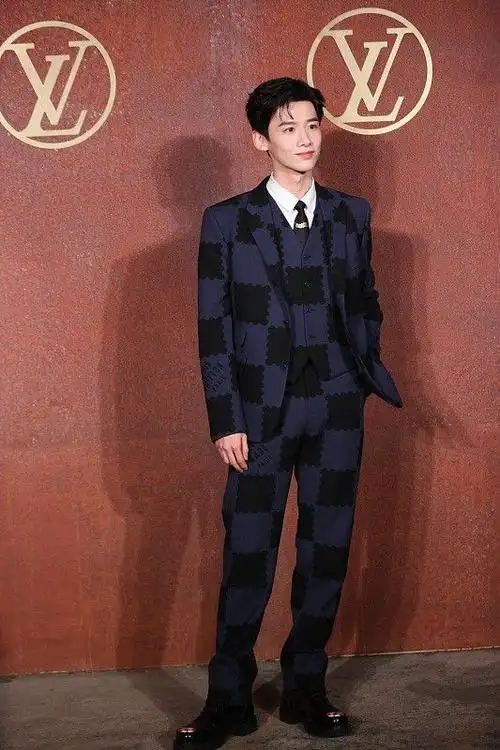 白敬亭活动照生图流出穿西装也太瘦了颧骨更明显了