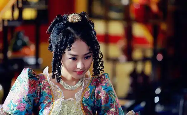 余少群与孙耀琦在《隋唐英雄》中饰演一对坎坷的情侣,在一百多集的