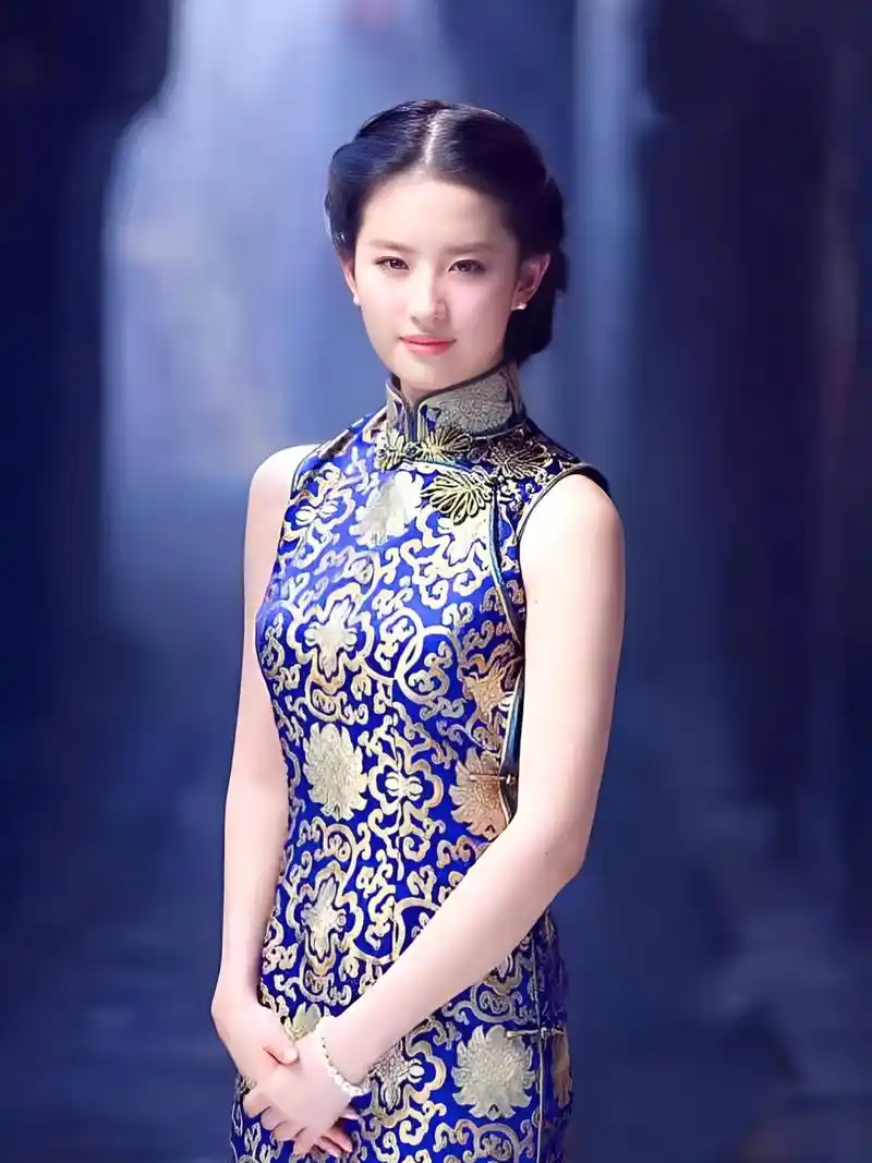 刘亦菲身穿青花瓷旗袍,宛如一幅流动的画卷.