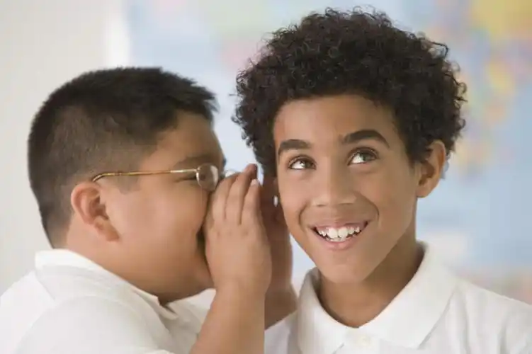 西方人,儿童,两个人,伙伴,朋友,学校,站,笑,说,微笑,露齿笑,横图,室内