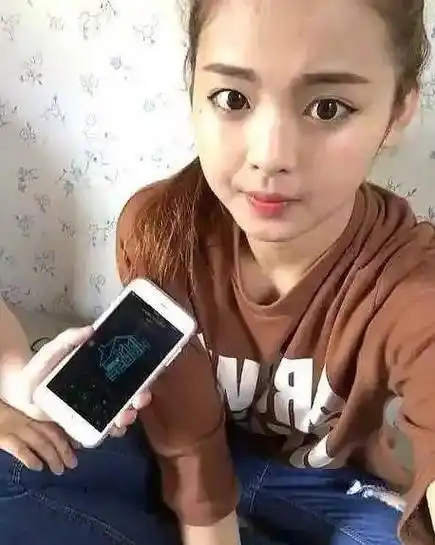 原创杨超越从餐厅服务员到女偶像让多少二代们把不服气咽回了肚子