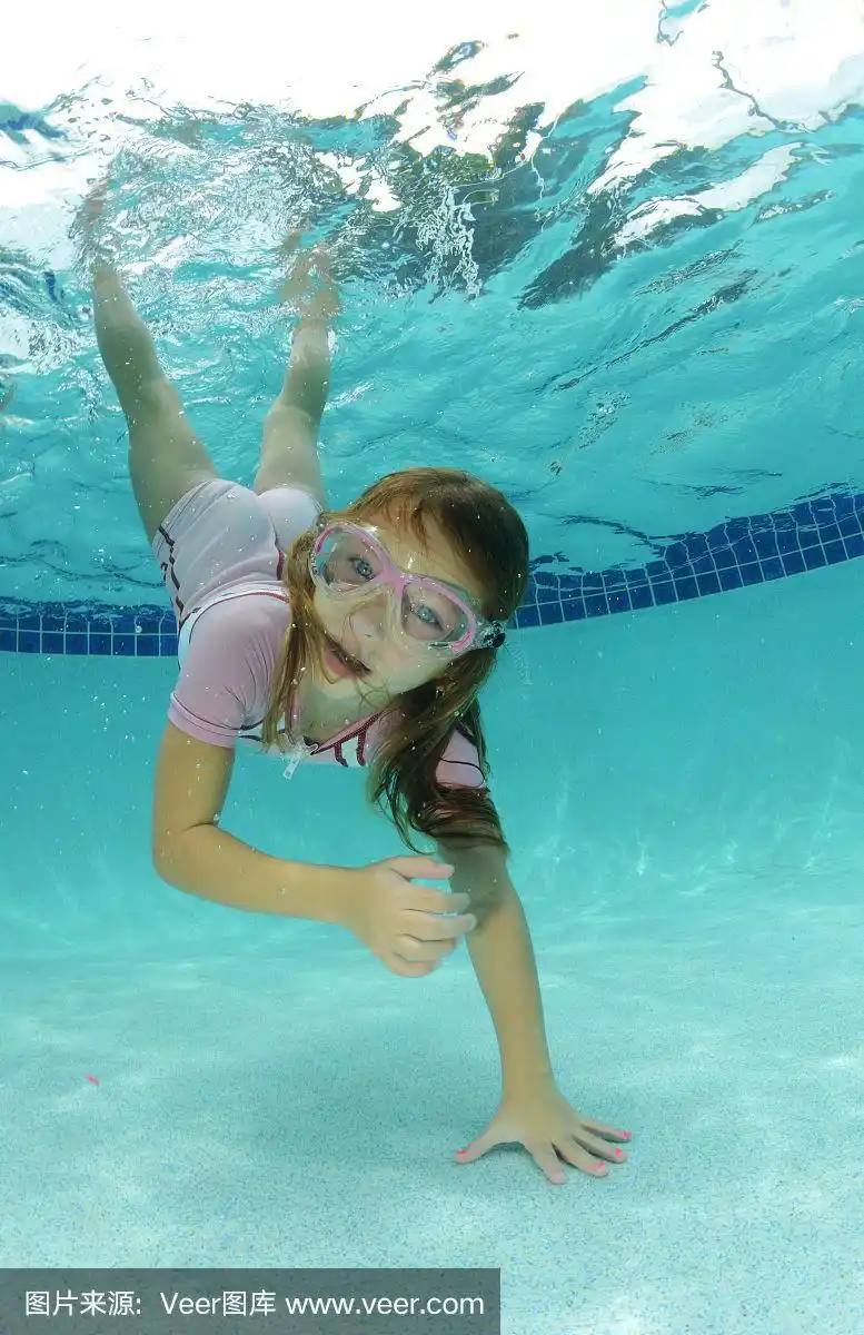 可爱的小女孩游泳