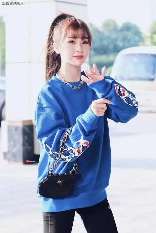 虞书身穿蓝色卫衣搭配高马尾造型元气满满