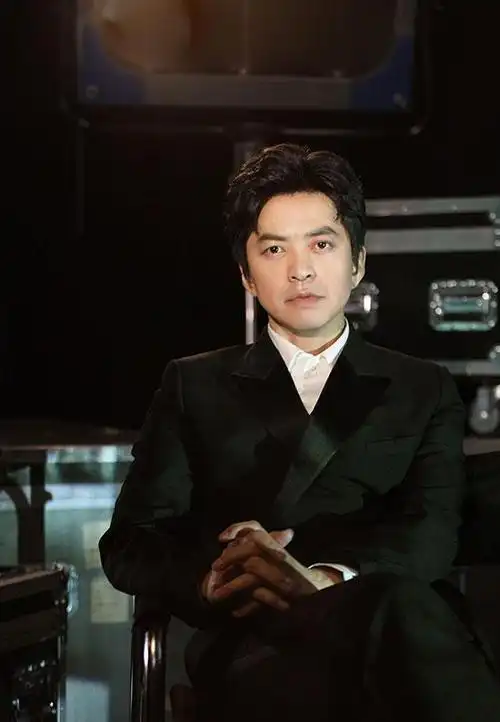 李健个人资料及简历(31岁丧父,用余生撑起母亲晚年) 第1张