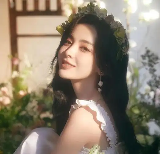 随后,古力娜扎的感情生活就成为了公众热议的话题.