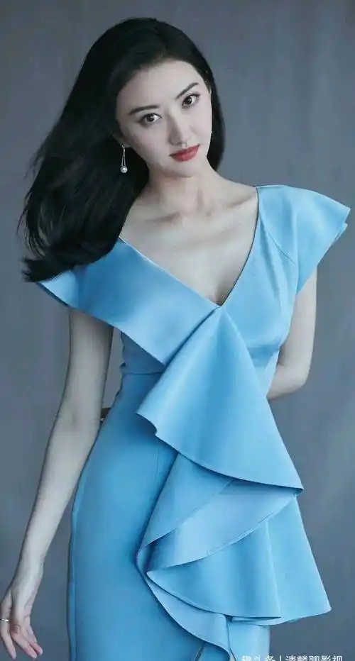 组图:景甜写真照,甜美自信,身材好出众_长裙_裙装_嘴角