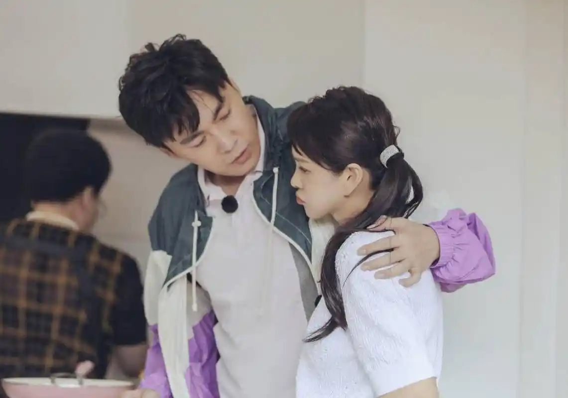 伊能静晒与秦昊合照,穿校服扮美,却被吐槽滤镜开到失真