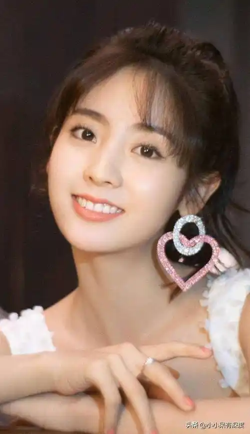 邢菲近照,又被美到了,这身打扮我太喜欢了,清新气息扑面而来_合作_剧