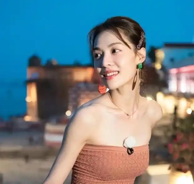 钟楚曦:从无人问津到娱乐圈宠儿 钟楚曦,一个曾经无人问津的十八线小