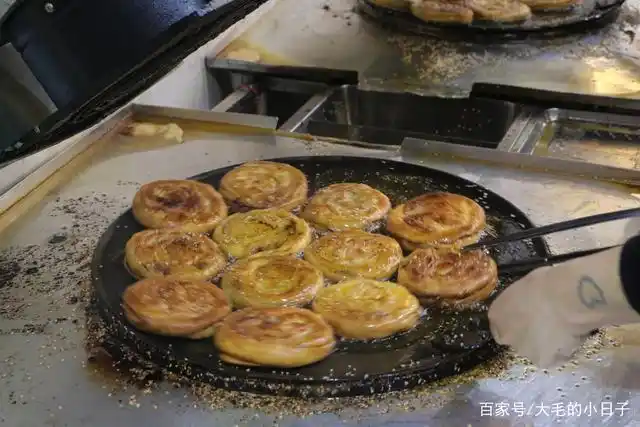 整个操作平台都是公开透明的,两个阿姨配合搓揉填捏,一个锅盔雏形就