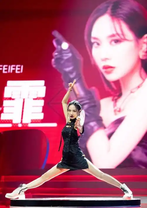 王霏霏现场稳扎一字马 舞台battle飒全场