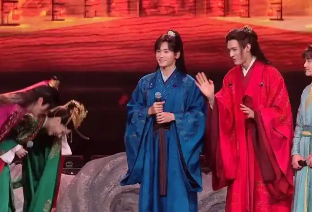 《山河令》演唱会,张哲瀚龚俊还原名场面,意难平圆梦了