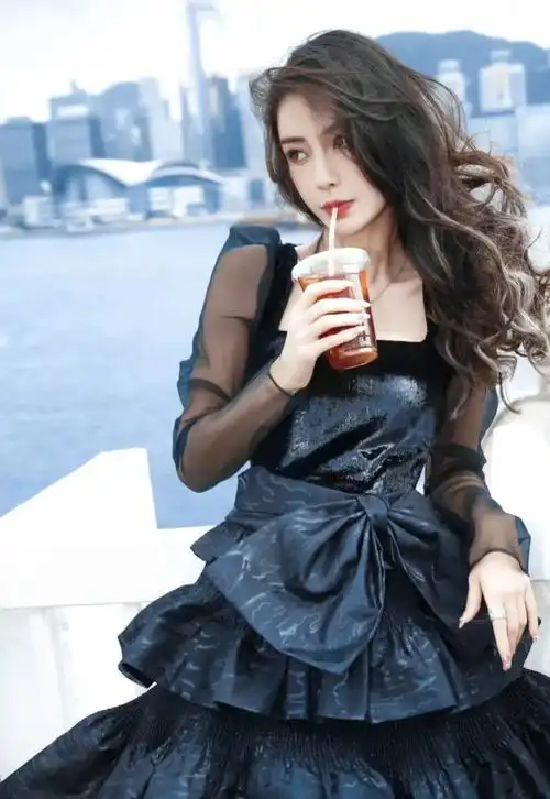 angelababy带小海绵遛狗,消费能力直转直下,神秘男子身份引热议