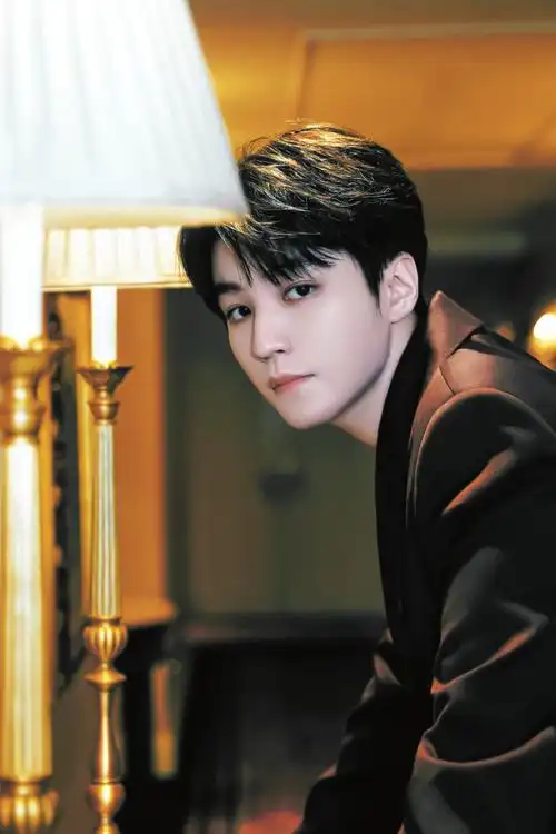 王俊凯深v黑西装