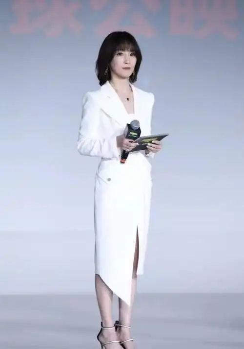 吴京为新电影也真拼不仅抱小儿子走红毯谢楠也换新形象来撑腰