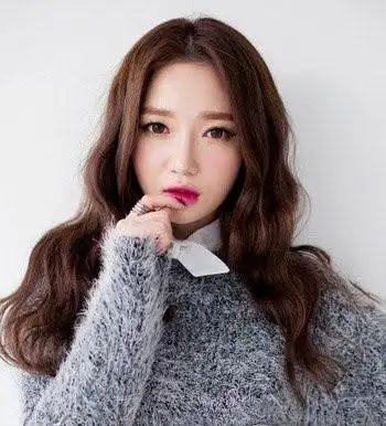 斜刘海与微卷设计的韩式蛋卷头搭配,很是温柔吸睛