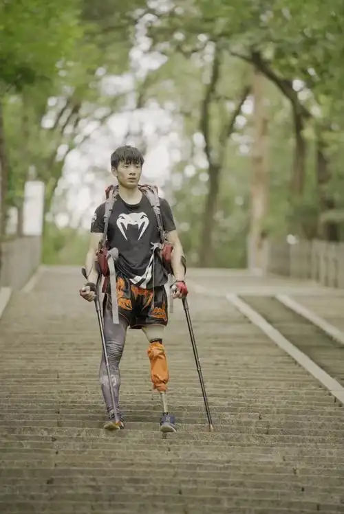 热点| 仅用7个月,独腿95后爬完三山五岳!他曾有个心事.