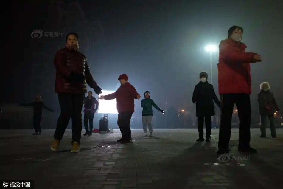 北京雾霾爆表 大爷大妈戴口罩跳广场舞