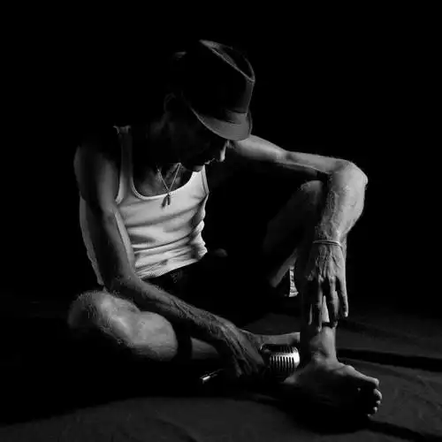 西方人,一个人,坐,方图,黑白,室内,白天,正面,帽子,项链,欧洲,欧洲人