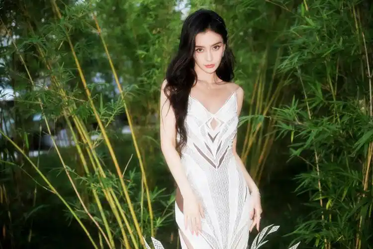 angelababy强势复出,海外活动行程忙,颜值回归星光太