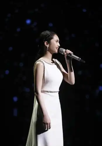 李荣浩真有福气,妻子杨丞琳一袭浅绿色吊带裙甜美娇俏,温柔优雅