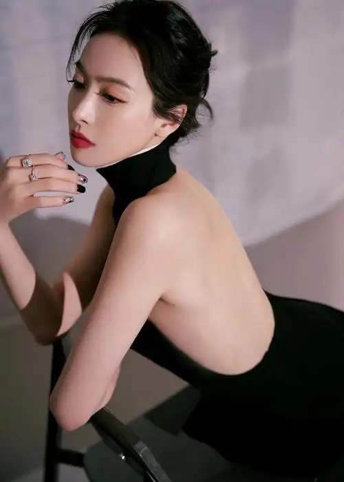 宋茜全露背黑色分叉长礼裙出镜,搭配黑色高跟鞋,诠释什么是妩媚性感.