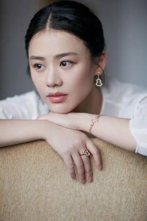 简介:马思纯优雅大方活动写真图片,分享一组马思纯图片给大家,图中的