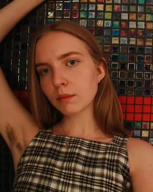 她们在网上掀起不剃毛活动引来无数网友秀腋毛