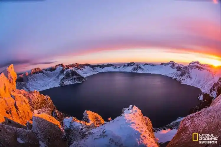 长白山五彩斑斓的白