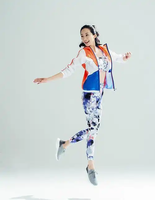 氧气美女韩雪活力十足 练瑜伽大秀马甲线