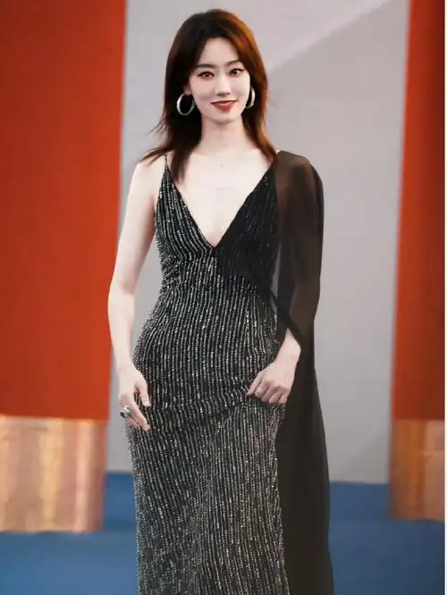 金鸡红毯:吴京刘德华有排面,金晨美翻了,57岁刘嘉玲像35岁 _刘嘉玲|吴