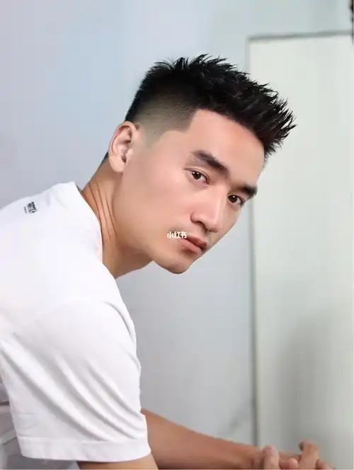 绅士们原创发型留这款男生高级感"飞机头"两侧微渐变立体十足!