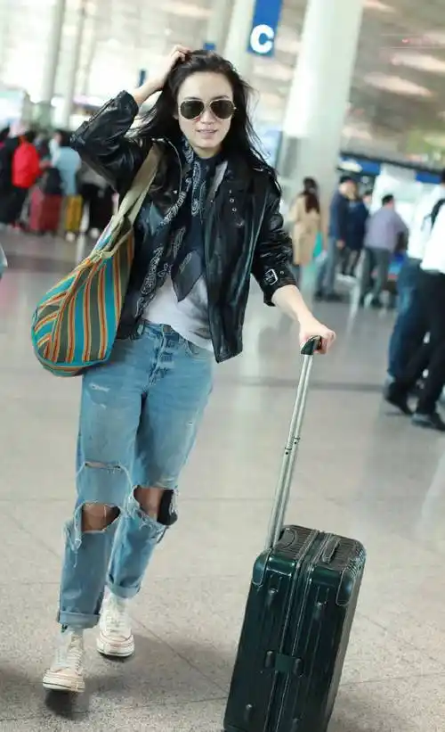 原创宋佳皮衣配破洞裤走机场不化妆的她美得好真实真不相信她39岁