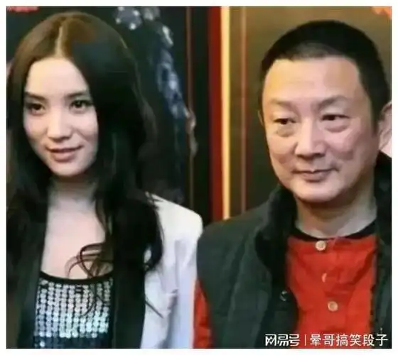 2006年,张黎在筹拍《好奇害死猫》时,宋佳也出演了其中的一个角色.