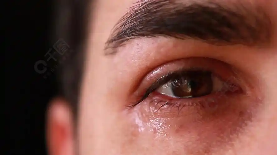 年轻人眼睛哭的极端特写