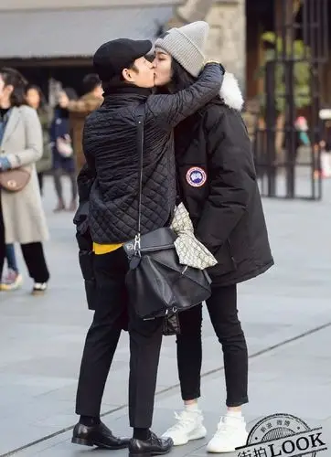 路人街拍:情侣逛街,时尚的穿衣打扮很重要