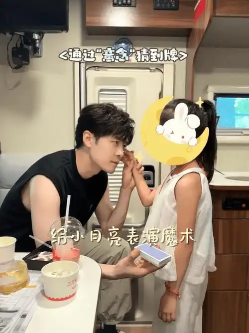 付辛博颖儿一家三口近照曝出!6岁小月亮长腿吸睛,36岁颖儿身材性感